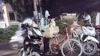 Viral Driver Ojol Antar Makanan Pakai Sepeda Gegara Motor Ditarik Leasing