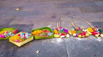 Makna Sesajen Canang Sari di Bali yang Selalu Ditempatkan di Berbagai Tempat