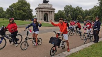 Sambut HUT RI, WNI di Inggris Bersepeda Keliling Kota London Pakai Baju Adat