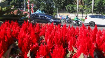 Dekorasi bunga bernuansa merah putih terpajang di kawasan Bundara Hotel Indonesia (HI), Jakarta Pusat, Senin (16/8/2021). [Suara.com/Alfian Winanto]