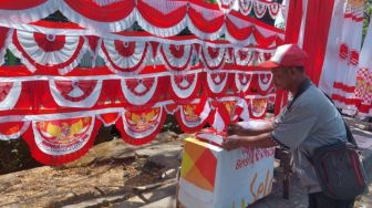 Kisah Penjual Bendera Merah Putih dari Kampung Presiden Jokowi