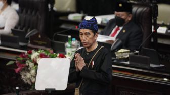 Kritik Keras! AMAN: Jokowi Pakai Baju Adat Tapi Wilayah Masyarakat Adat Dibabat
