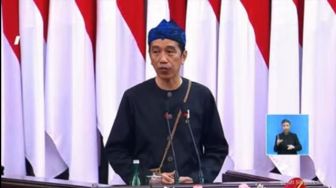 Pria Sindir Jokowi Pakai Baju Adat Baduy: Tinggal Bawa Madu, Jongkok di Perempatan