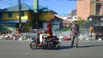 Jelang Hari Kemerdekaan, Warga Keluhkan Tumpukan Sampah di Jalan Veteran