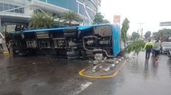 Bus Damri Terguling Usai Tabrakan dengan Truk di Medan Sebabkan Kemacetan