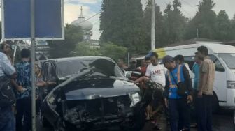 Minibus Ditabrak Kereta Api di Pariaman, Sopir Dilarikan ke Rumah Sakit