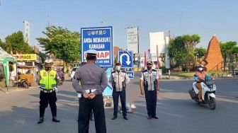 Hari Pertama Penerapan Ganjil Genap, Petugas Pos Kejaksan Bersiaga!