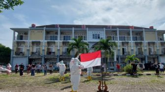 Nakes Berpakaian Hazmat dan Pasien Covid-19 di Jambi Peringati HUT ke-76 RI