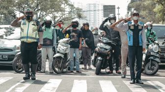 Warga Tangerang Hentikan Kendaraan untuk Beri Hormat saat Detik-detik Proklamasi