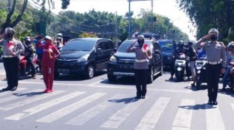 Para Pengendara di Sidoarjo Berhenti Sejenak, Nyanyi Indonesia Raya dan Heningkan Cipta