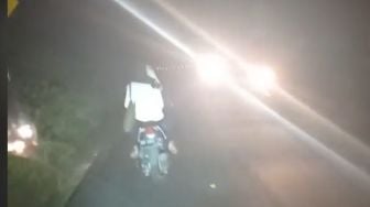 Aksi Wanita Hentikan Pemotor di Malam Hari Bikin Kaget, Ternyata Ini Alasannya