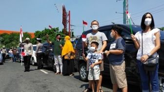 HUT ke-76 RI, Polisi di Surabaya Juga Hentikan Pengendara di Jalan Hormati Merah Putih