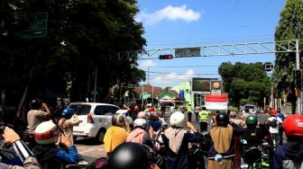 Ratusan Pengendara di Lumajang Juga Berhenti Sejenak di Jalan Raya Hormati Jasa Pahlawan