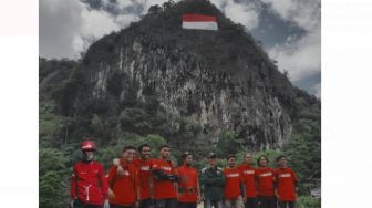 Mapala 45 Makassar Kibarkan Bendera Merah Putih Raksasa di Tebing Karst Maros