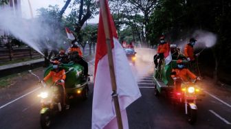 Cara Desa Sumerta Kelod Denpasar Bali Rayakan HUT RI ke-76: Motor Semprotkan Disinfektan