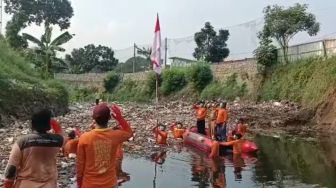 Petugas Kebersihan Upacara HUT ke-76 RI di Tengah Lautan Sampah Kali Jambe Bekasi