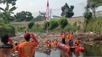 Petugas Kebersihan Upacara HUT RI di Kali Bekasi yang Penuh dengan Sampah