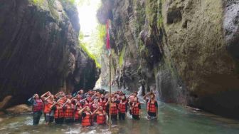 Warga Pangandaran Gelar Upacara Pengibaran Bendera di Tempat Eksotis