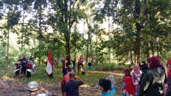 Anak-anak Sungai Kakap Upacara HUT ke-76 RI di Kebun Lalu Panen Buah Bersama