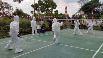 Warga Pekanbaru Gelar Lomba Badminton Pakai APD, Peserta : Gerah dan Panas