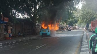 Angkot M19 Kranji-Cililitan Terbakar di Jalan Jenderal Sudirman Bekasi