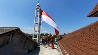 Rayakan HUT RI, Masjid Al Azhar Suryowijayan Kibarkan Bendera Merah Putih Raksasa