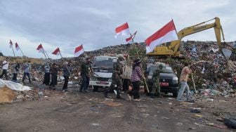 Pengibaran Bendera Merah Putih di Bukit Pengolahan Sampah Aceh