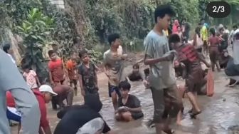 Viral Warga Taman Royal Tangerang Lomba Tangkap Ikan di Jalan Rusak