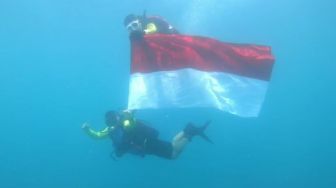 HUT RI ke-76, Bendera Merah Putih Dikibarkan di Bawah Laut Selat Sunda