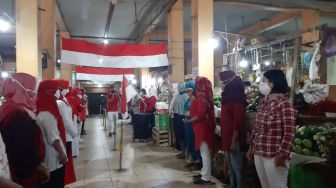 Kibarkan Merah Putih, Pedagang Pasar Beringharjo Berharap Pandemi Berakhir