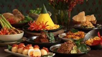 Pertama Kali Beri Kejutan Ulang Tahun untuk Adik, Pria Ini Buat Nasi Tumpeng Spesial Bersama Ibu