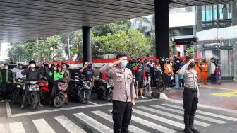 Pengendara di Persimpangan CSW Jaksel Berhenti Sejenak Nyanyikan Indonesia Raya
