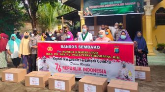 Badko HMI Sumut Bagikan Paket Sembako ke Warga Terdampak Covid-19