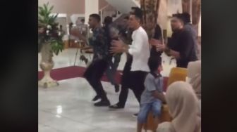 Pengantin Dikado Anak Kambing, Pelaminan Mendadak 'Meriah'