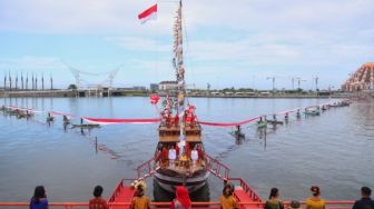 Pemkot Makassar Bentangkan Bendera Merah Putih 1000 Meter di Atas Laut