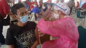 Ribuan Warga Disuntik Vaksin Moderna Rayakan HUT RI ke-76