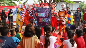 Sejumlah Badut yang tergabung dalam komunitas Aku Badut Indonesia (ABI) selesai menghibur anak-anak di pengungsian korban kebakaran di Jl. Kemang Utara IX, Jakarta Selatan, Rabu (18/8/2021). [Suara.com/Alfian Winanto]