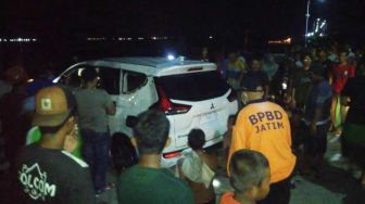 Evakuasi Dramatis Mobil Xpander Terbalik Nyemplung ke Laut di Situbondo