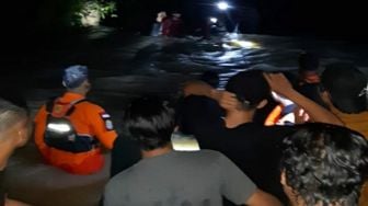 Puluhan Mahasiswa Terjebak Arus Sungai Usai Kibarkan Merah Putih di Gunung