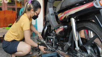 Kisah Mantan Guru TK Banting Setir Jadi Mekanik Bengkel