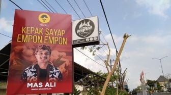 Tiru Baliho Puan Maharani, Angkringan di Magelang Pasang Baliho Kepak Sayap Empon-empon'