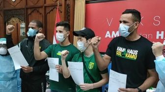 Empat Legiun Asing Persebaya Disuntik Vaksin AstraZeneca