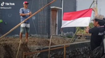 Salut, Kuli Bangunan Kibarkan Bendera Merah Putih dengan Pasukan dan Alat Seadanya