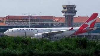 Pesawat Qantas Airways yang membawa ratusan warga negara Australia lepas landas di Bandara Internasional I Gusti Ngurah Rai, Badung, Bali, Rabu (18/8/2021).  ANTARA FOTO/Nyoman Hendra Wibowo