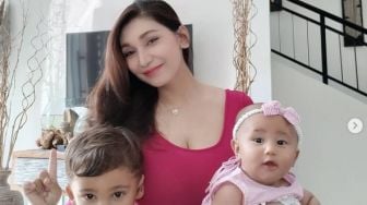 7 Potret Baby Margaretha Momong Anak, Bareng Putri Sulung Bak Kakak Adik