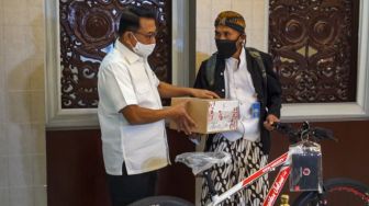 Jokowi Berikan Sepeda Lewat Moeldoko untuk Pejalan Kaki dari Wonosobo ke Istana