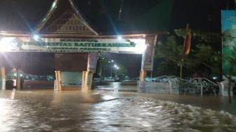 Kota Padang Dikepung Banjir hingga Pohon Tumbang, Sejumlah Warga Dilaporkan Terjebak