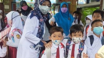 Horeee Siswa di Lebak Mulai Belajar Tatap Muka; Orang Tua Murid Kegirangan