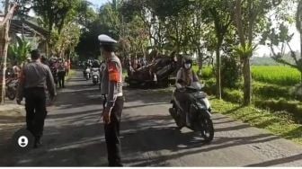 Kijang Pikup Tabrak Pohon dan Terbalik, Satu Orang Tewas Luka di Kepala