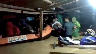 Banjir Terjang Kota Padang, Ratusan Warga Dievakuasi Tengah Malam
